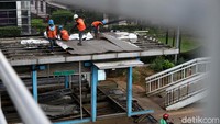 Bagian atap juga dilepaskan petugas untuk memudahkan pengerjaan pembongkaran.
