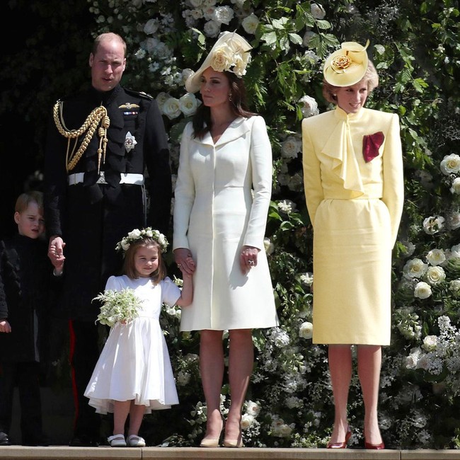 Seperti inilah jadinya jika Putri Diana hadir dalam Royal Wedding Pangeran Harry dan Meghan Markle pada 19 Mei 2018 kemarin. Akun Instagram loyal__royals melakukan edit foto sehingga Putri Diana yang berbaju dan bertopi kuning seolah ada di sebelah Kate Middleton dan Pangeran William. Dia seolah berdiri bersama anggota Kerajaan Inggris lainnya usai pemberkatan pernikahan anak keduanya di Kapel St. George, Kastil Windsor. Foto: Instagram loyal__royals