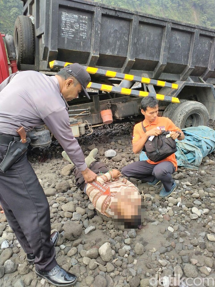 Nahas, Warga Blitar Tewas Tertimpa Bak Truk