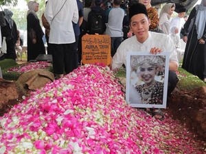 Ketegaran Putra Hatta Rajasa Makamkan Istri Tepat di Hari Ulang Tahunnya