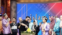 Begini susana perayaan ulang tahun Islam Itu Indah dua tahun yang lalu. Saat itu tumpeng komplet jadi simbol perayaan ulang tahun acara itu. Foto: Instagram @islamituindahttv