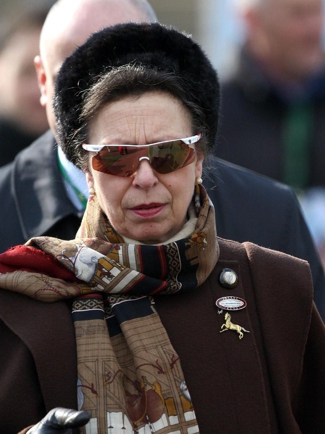 Kacamata ini memang sudah menjadi aksesori wajib sang Putri. Pada beberapa kesempatan sebelumnya, ibu dari Peter dan Zara Phillips ini terlihat memadukan busana elegannya dengan kacamata tersebut. (Foto: Getty Images)