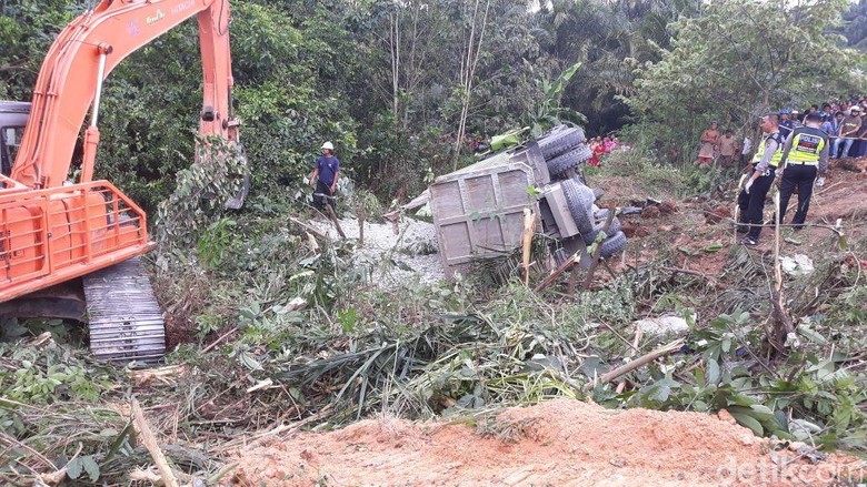 Truk Tabrak Bus Sekolah di Riau, 2 Orang Tewas Truk Tabrak Bus Sekolah di Riau, 2 Orang Tewas