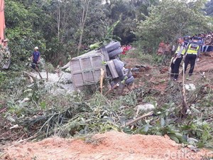 Truk Tabrak Bus Sekolah di Riau, 2 Orang Tewas