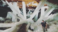 Gua ini menjadi penemuan geologi dan mineralogi paling spektakuler. Di dalamnya terdapat 170 kristal setinggi 12 meter dengan diameter 2 meter! (slavanazdarvyletu/Instagram)