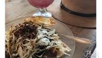 Hobi Ke Kafe dan Beli Gorengan, Ini Aksi Feni Rose Ketika Kulineran