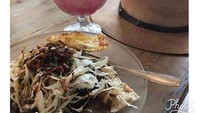 Berkunjung ke Semarang, Feni memilih tahu gimbal dengan segelas es kopyor dingin sebagai menu makan siangnya. Duh, jadi bikin lapar. Foto: Instagram @fenirose