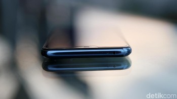 Tampak bodi bagian atasnya. Chipset Kirin 970 disisipkan di Honor 10 dengan RAM 6 GB. Tersedia dua pilihan ruang penyimpanan yaitu 64 GB dan 128 GB, namun Honor 10 tidak memiliki slot micro SD. Foto: Muhammad Ridho