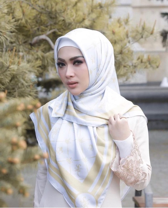 Hijab print scarf artis yang tengah hangat jadi perbincangan adalah milik Syahrini. Merilis brand hijab Fatimah Syahrini, pelantun ‘Cinta Terbaik’ itu mengeluarkan scarf yang dihiasi monogram inisial namanya SR. Dijual seharga Rp 389 ribu. sejumlah netizen wanita meminta Syahrini membuat scarf lain dengan harga lebih murah. Menurut mereka scarf berbahan ultra silk itu harganya bisa untuk membeli daging hingga 4 kg untuk syukuran. Foto: Instagram/Fatimah Syahrini