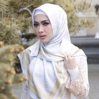Hijab print scarf artis yang tengah hangat jadi perbincangan adalah milik Syahrini. Merilis brand hijab Fatimah Syahrini, pelantun ‘Cinta Terbaik’ itu mengeluarkan scarf yang dihiasi monogram inisial namanya SR. Dijual seharga Rp 389 ribu. sejumlah netizen wanita meminta Syahrini membuat scarf lain dengan harga lebih murah. Menurut mereka scarf berbahan ultra silk itu harganya bisa untuk membeli daging hingga 4 kg untuk syukuran. Foto: Instagram/Fatimah Syahrini