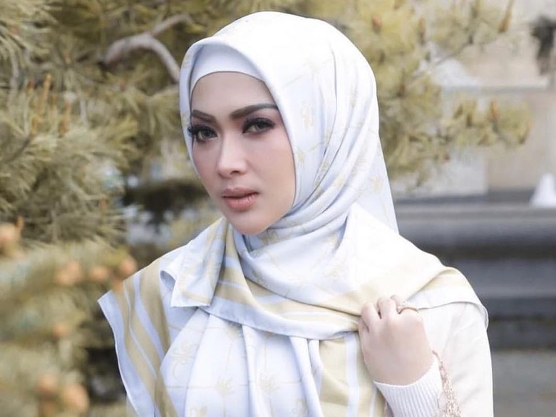 Syahrini Jilbab