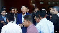 Bukti itu menunjukkan aliran dana sebesar US$ 10,6 juta atau setara 42 juta ringgit (Rp 146 miliar) dari SRC International ditransfer ke sebuah rekening milik Najib. Bukti itu telah disodorkan ke Jaksa Agung era pemerintahan Najib, namun diabaikan. Foto: REUTERS/Lai Seng Sin