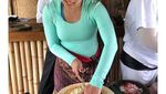 Hobi Ke Kafe dan Beli Gorengan, Ini Aksi Feni Rose Ketika Kulineran