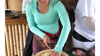 Wanita berusia 44 tahun ini punya gaya yang ceplas-ceplos dan humoris ketika membawakan acara. Ini posenya ketika mencingcang sereh. Foto: Instagram @fenirose