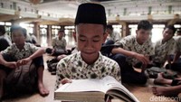 Mereka terlihat sangat semringah mengikuti acara tersebut.