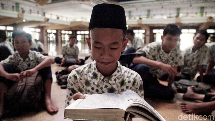 Ratusan pelajar Jakarta Islamic Centre, Koja, Jakarta Utara, tengah mengikuti pesantren kilat. Hal itu dilakukan untuk mengisi waktu di bulan ramadan.