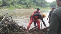 Pekerjaan membersihkan tumpukan sampah itu memang butuh semangat seorang petempur. 