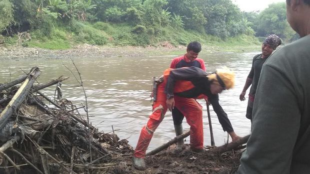 Naruto ikut bersih-bersih Bengawan Solo. 