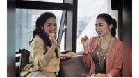 Ngerumpi ditemani mie goreng pedas, jadi cara asyik Feni Rose ketika mengulik rahasia dari lawan bicaranya. Foto: Instagram @fenirose