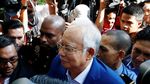 Foto: Senyum Najib Razak saat Diperiksa Komisi Antikorupsi