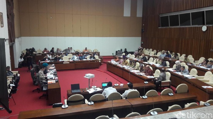 DPR Bahas Dana Kampanye dengan Bawaslu dan KPU
