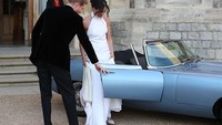 Mobil ini ternyata bukan milik pribadi Harry. Jaguar E-Type Concept Zero berwarna biru yang memiliki setir di sebelah kiri itu sengaja dipinjam oleh Harry untuk merayakan pernikahannya. WPA Pool/Getty Images.