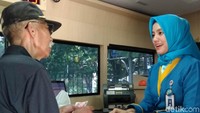 Yang berseragam biru ini adalah petugas Bank BJB.