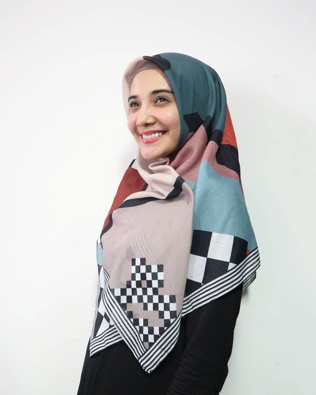 Zaskia Sungkar yang sudah lama beralih profesi dari penyanyi dan model menjadi desainer juga merilis hijab print scarf. Melalui label kiabyzaskiasungkar, Scarf karya Zaskia dijual seharga Rp 299 ribu. Foto: Instagram