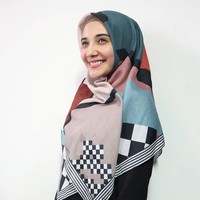 Zaskia Sungkar yang sudah lama beralih profesi dari penyanyi dan model menjadi desainer juga merilis hijab print scarf. Melalui label kiabyzaskiasungkar, Scarf karya Zaskia dijual seharga Rp 299 ribu. Foto: Instagram
