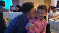 Fatih Seferagic ialah seorang Hafidz Quran sekaligus Qori Internasional. Bersama dengan sang adik, pria kelahiran Bosnia dan Herzegovina ini sedang menghabiskan waktu bersama adiknya di weekend. So sweet! Foto: Instagram @therealfatih