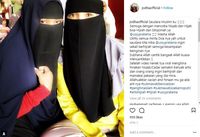 Ussy (baju kuning) mengenakan cadar.