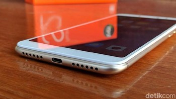 Redmi S2 hadir dalam pilihan warna Rose gold, Gold dan Dark grey. Foto: Adi Fida Rahman/detikINET