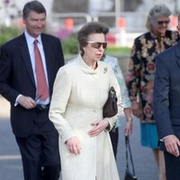 Selepas euforia pernikahan keponakannya, Pangeran Harry, Putri Anne muncul di Chelsea Flower Show 2018 di London, Inggris, Senin (21/5/2018). Di festival bunga tersebut, anak kedua Ratu Elizabeth II itu mencuri perhatian dengan kombinasi gaya yang tak biasa. (Foto: Getty Images)