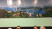 Bersama keluarganya, Anwar Ibrahim menyantap makanan di New York.  Foto: instagram @anwaribrahim_my