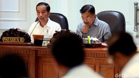 Presiden Jokowi ditemani Wakil Presiden Jusuf Kalla saat menggelar apat terbatas membahas pencegahan dan penanggulangan terorisme di Istana Kepresidenan, Jakarta, Selasa (22/5/2018).