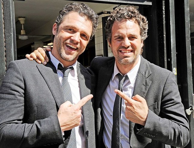 Mark Ruffalo pemera Hulk, foto bersama pemeran penggantinya Anthony Molinari. Ternyata wajah mereka sangat mirip! Foto: Bored Panda