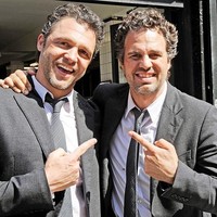 Mark Ruffalo pemera Hulk, foto bersama pemeran penggantinya Anthony Molinari. Ternyata wajah mereka sangat mirip! Foto: Bored Panda