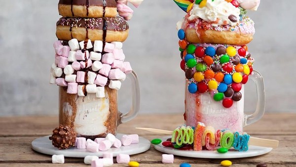 Ini Crazy Shake, Milkshake dengan Tumpukan Donat, Permen, hingga Kembang Api