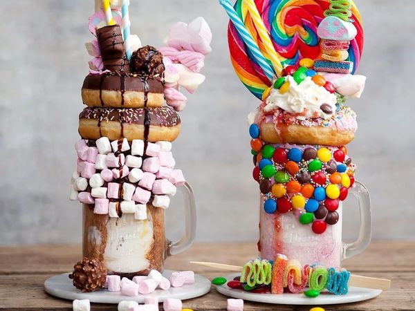Ini Crazy Shake, Milkshake dengan Tumpukan Donat, Permen, hingga Kembang Api