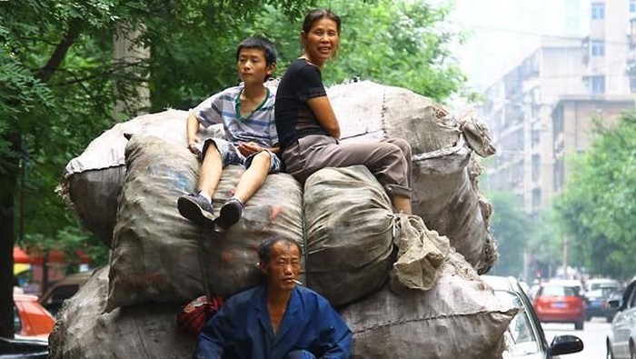 Sepeda, Becak Sampai Truk 'Obesitas' di China Ini Bikin Takjub Tak cuma di Indonesia, China bahkan punya penampakan kendaraan overload yang jauh lebih unik sampai bikin takjub.