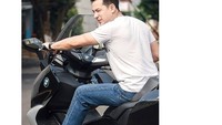 Hobinya naik motor gede juga jadi makin keren ketika ditunjang dengan tubuhnya yang berotot dan bugar. Siapa terinspirasi untuk hidup sehat sepertinya? (Foto: Instagram/ariwibowo_official)
