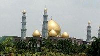 Masjid Kubah Emas atau Dian Al Mahri memiliki lima kubah yeng berwarena emas dengan ketebalan 2-3 mm.  masjid ini memiliki aula megah yang bergaya khas Timur Tengah. (Hamdatu Nupus/dTraveler)