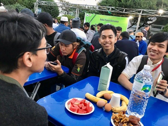 Gembiranya Pekerja RI di Seoul Buka Puasa Bersama