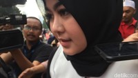 Saat keluar, Sherin enggan menjelaskan terkait materi pemeriksaannya. (Foto: Nur Indah Fatmawati/detikcom)