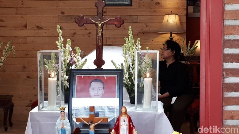 Tangis Keluarga Pecah Saat Peti Bayu Diturunkan dari Ambulans Tangis Keluarga Pecah Saat Peti Bayu Diturunkan dari Ambulans