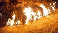 Foto: Secara ilmiah, tingginya kandungan gas alam di Yanar Dag menciptakan api abadi yang menyala dari dulu hingga sekarang. Beberapa penulis terkenal dalam sejarah, seperti Marco Polo dan Alexandre Dumas, bahkan menulis tentang Yanar Dag dalam catatannya. (oyp_oyp/Instagram)