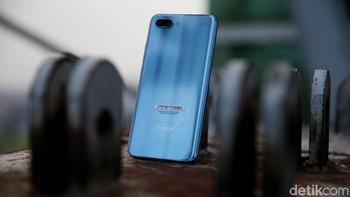 Honor 10. Tampilan ponsel ini terasa mewah. Tapi bukan itu saja nilai jualnya. Performa, koneksi, baterai, dan kemampuan kameranya membuat Honor 10 layak dimasukkan ke jajaran terbaik tahun ini. Foto: Muhammad Ridho