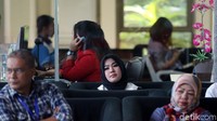 Perempuan yang mengenakan setelan berwarna putih-hitam ini sempat duduk di ruang tunggu seorang diri, tanpa didampingi penasihat hukumnya, M Farizi, yang pagi tadi mendampingi. (Foto: Ari Saputra)