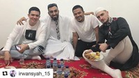 Me-regram Instagram Irwansyah, Hafidz ganteng ini pun asyik menyantap kue di piring. Kebersamaan mereka terlihat hangat ya. Foto: Instagram @irwansyah_15 Foto: Instagram @therealfatih