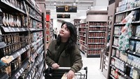 Mau ikut nemenin Amel belanja bulanan? Dara cantik berusia 16 tahun ini kelihatan bingung nih mau belanja apa. Foto: Instagram amelcarla